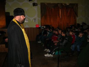 Беседа отца Владимира с детьми-сиротами